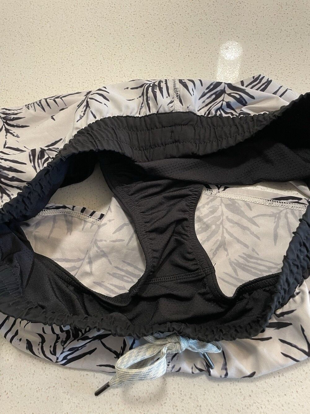 Vuori Clementine 2.0 Shorts 2.5” Womens Large Palm Leaf White Black - Picture 6 of 6